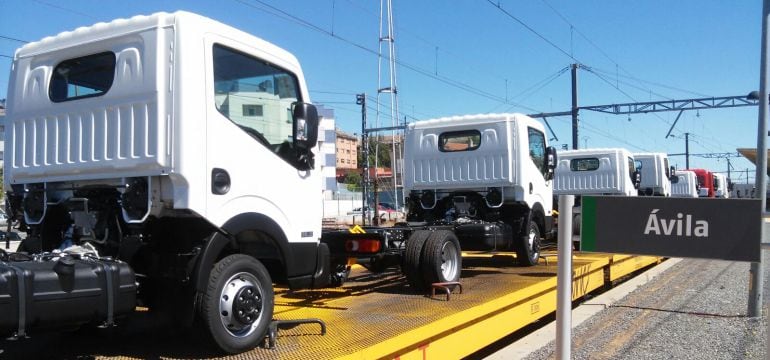 Camiones de la fábrica de NISSAN en la Estación de Tren