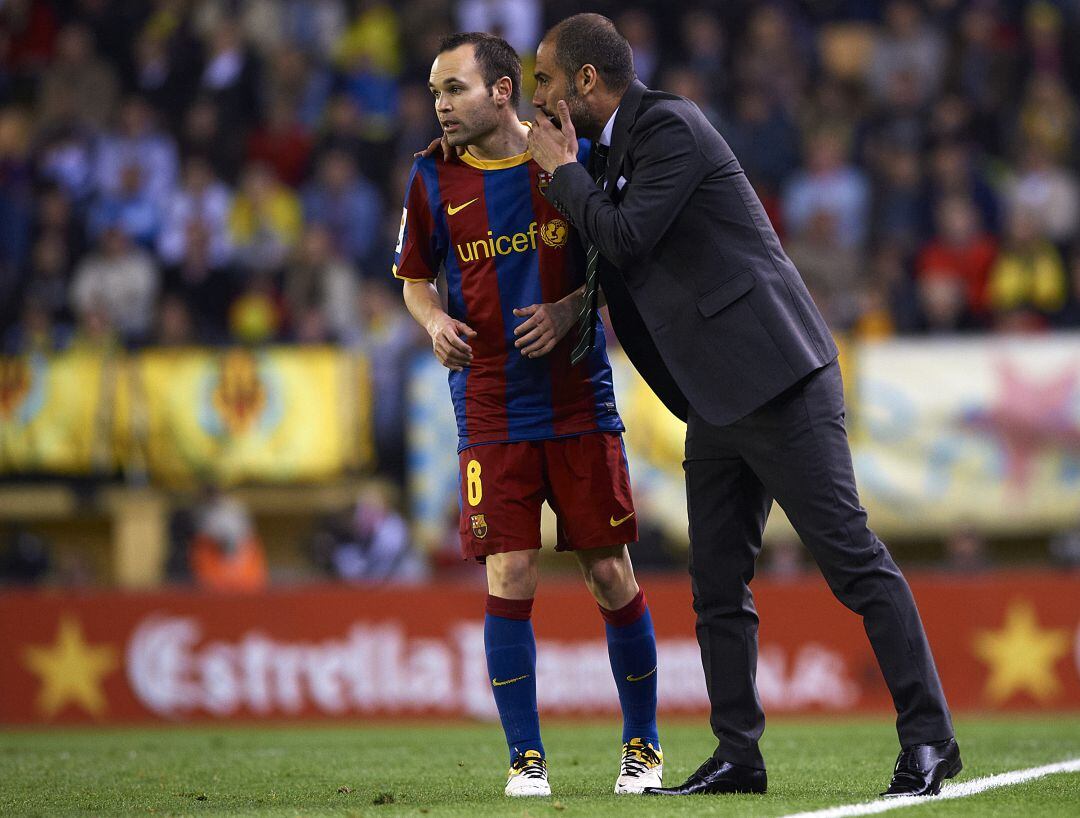 Iniesta y Guardiola, durante un partido contra el Villarreal en 2011. 