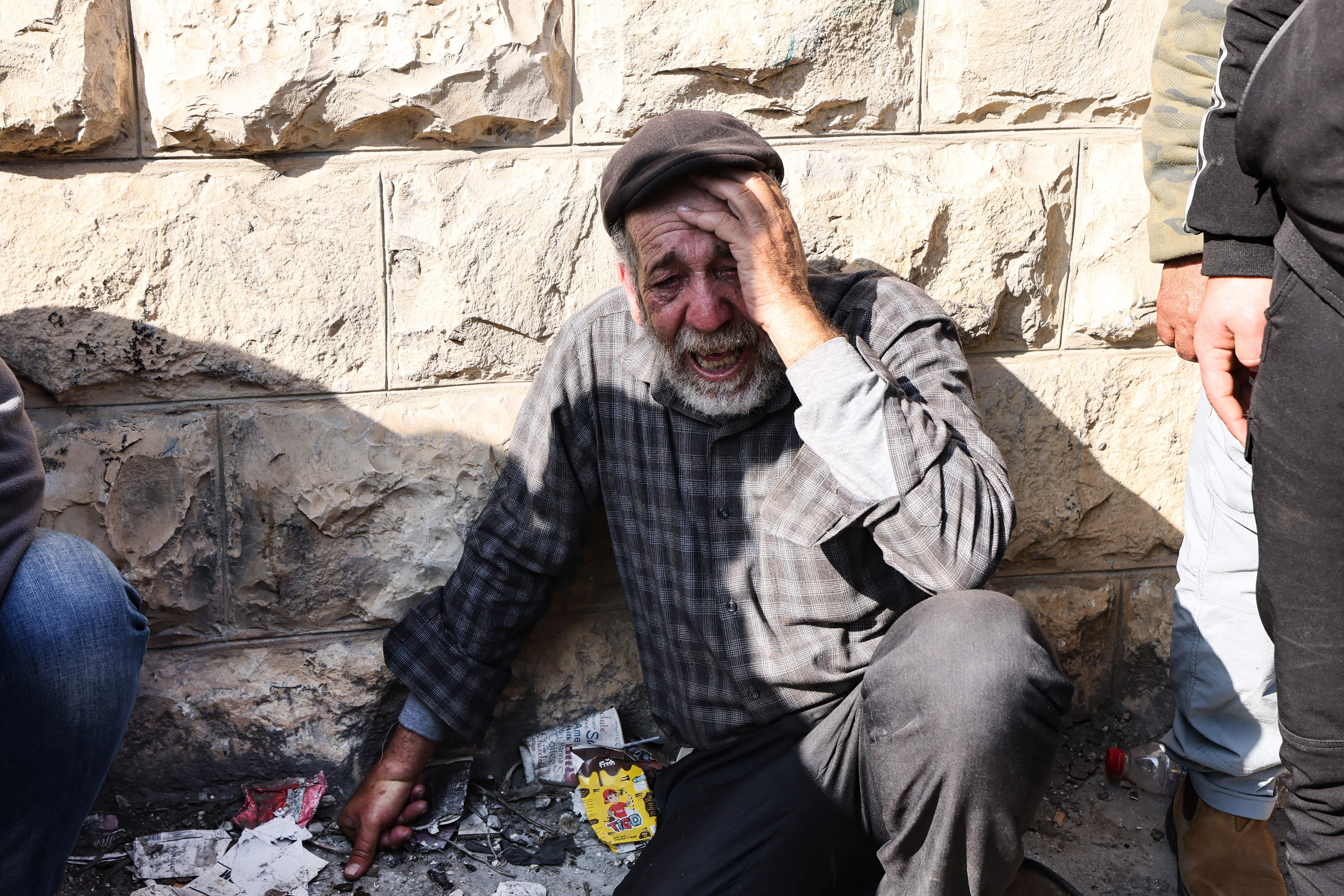 Un anciano palestino lamenta la muerte de una de las 9 víctimas en Yenín, Cisjordania