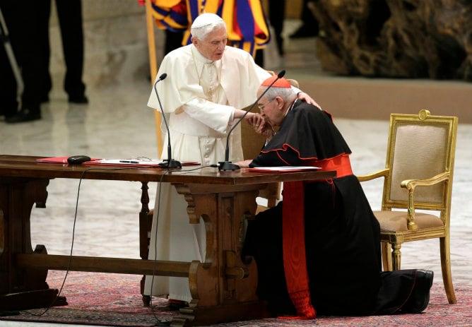 El cardenal Agostino Vallini besa la mano del papa Benedicto XVI en el encuentro con los sacerdotes de la diócesis de Roma