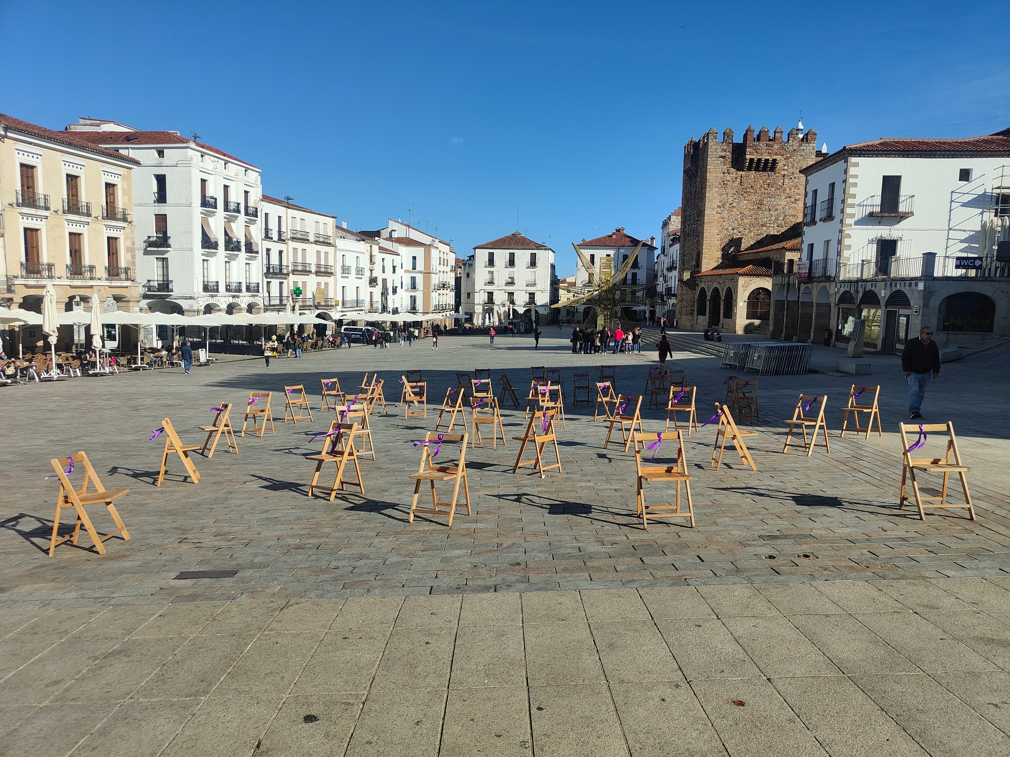 38 sillas vacías en la Plaza Mayor rinden homenaje a las 38 mujeres que han sido asesinadas a manos de sus parejas o ex parejas en lo que va 2022. Fuente: Propia