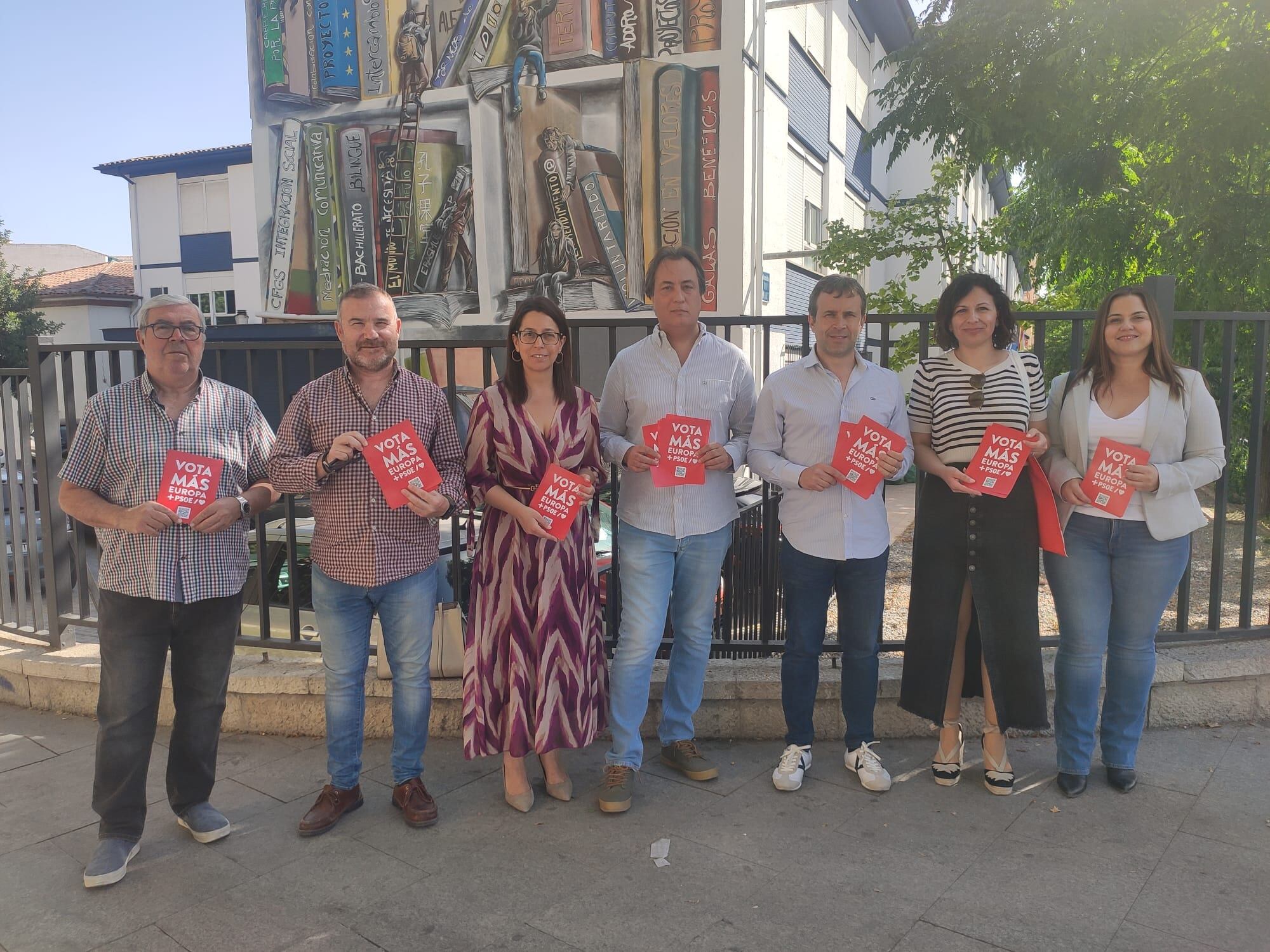 Equipo del PSOE de Jaén capital durante un reparto electoral