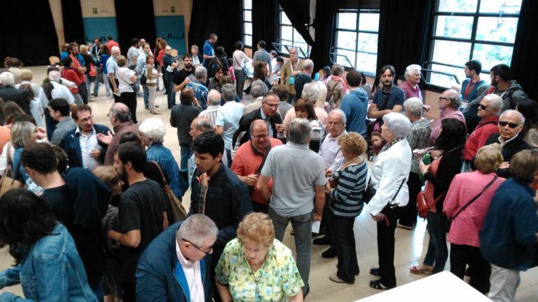 Colas para votar en un colegio del barrio de Gracia de Barcelona