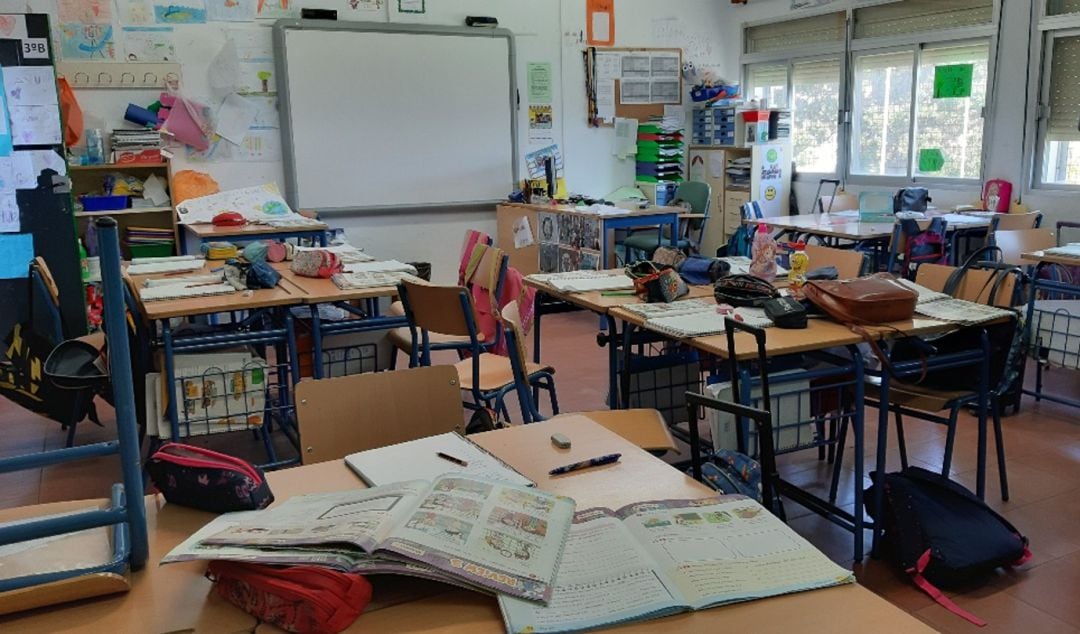 Aula vacía en un colegio de La Línea.