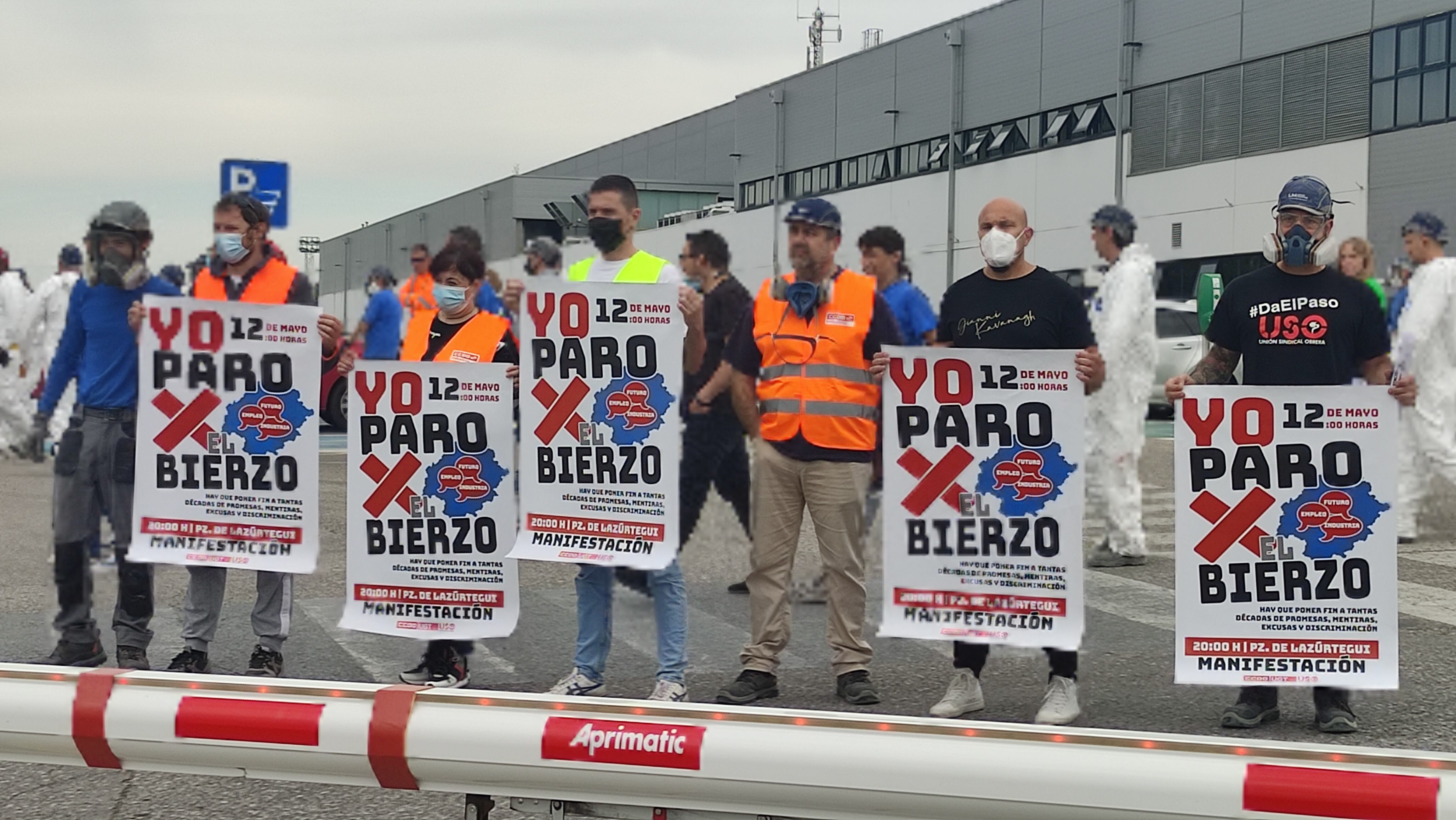 Responsables sindicales a las puertas de la fábrica de LM