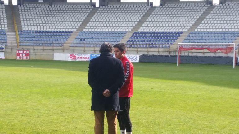 Cristóbal Gil charla con Felipe Llamazares