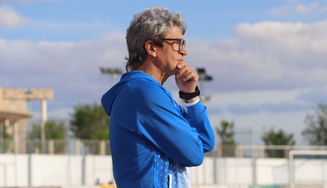 El técnico catalán durante un partido de la Balompédica