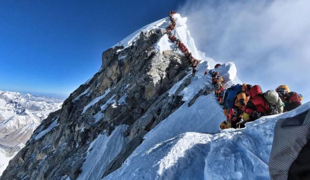 Montañeros que esperan su turno para llegar a la cumbre del Everest