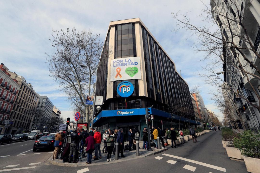 Periodistas y reporteros gráficos en la sede del Partido Popular en la calle Génova donde se celebra el Comité Ejecutivo Nacional del partido este martes.