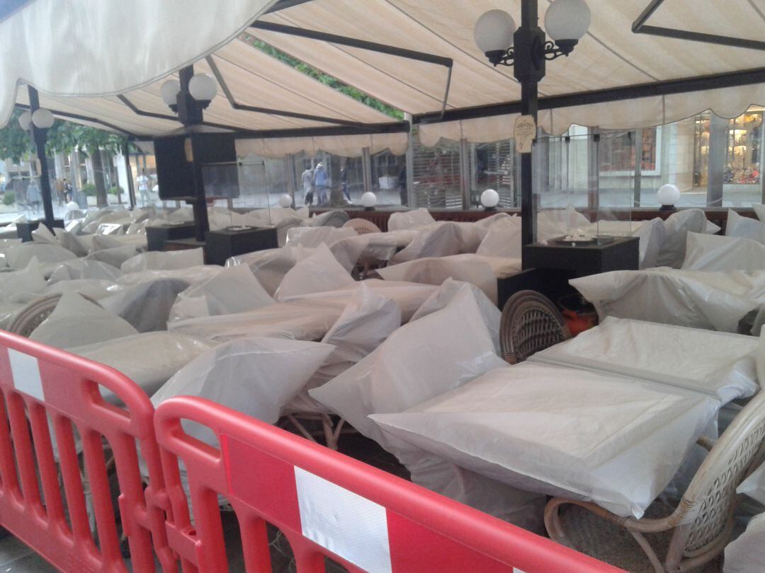 Una terraza en la avenida de Carlos III en Pamplona con sus mesas inutilizadas en tiempo de pandemia.