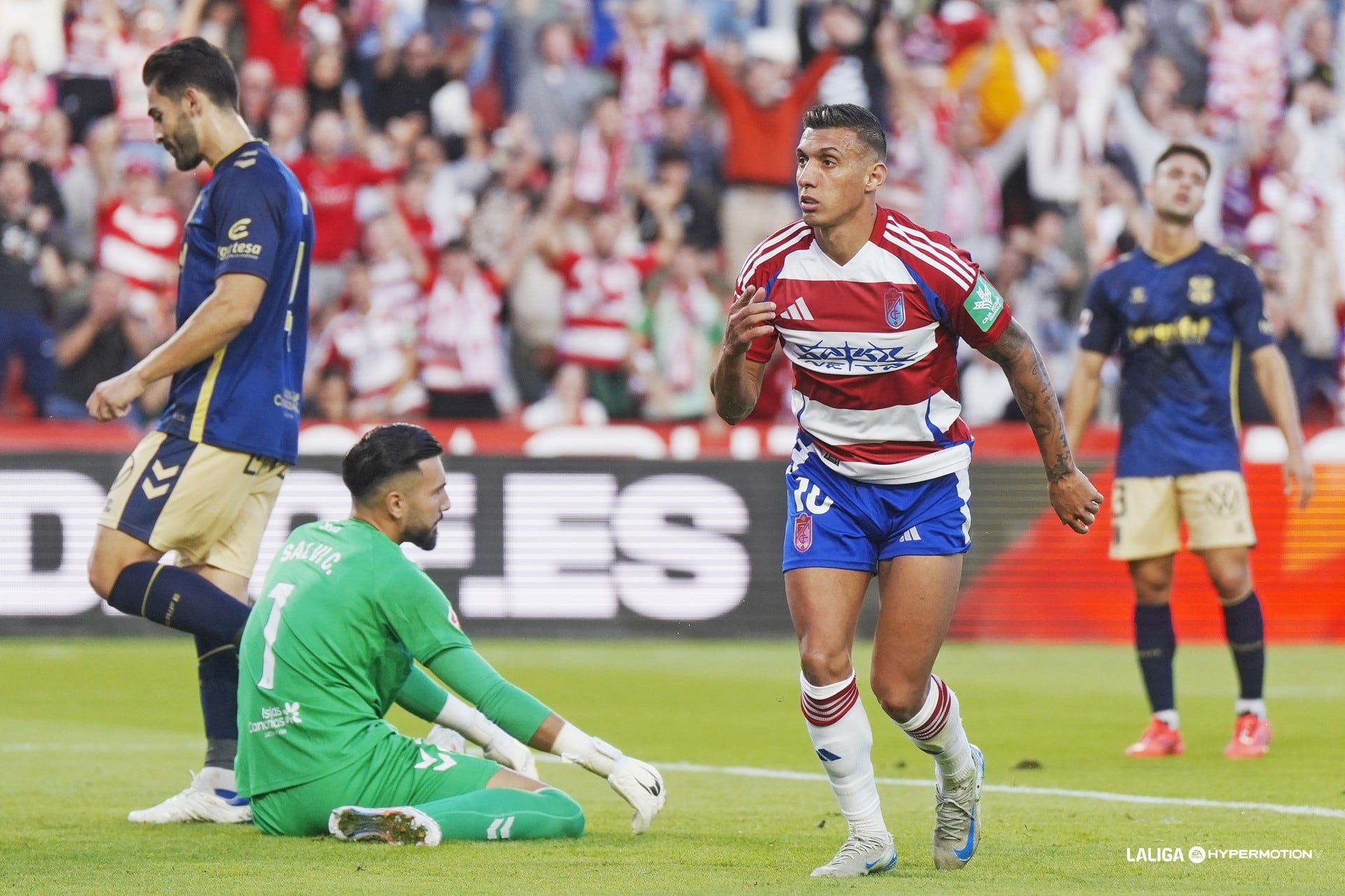 Uzuni celebra uno de sus goles ante la desolación de los blanquiazules.