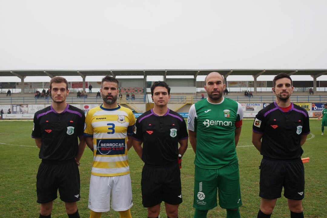 Los capitanes de los dos equipos junto al trío arbitral