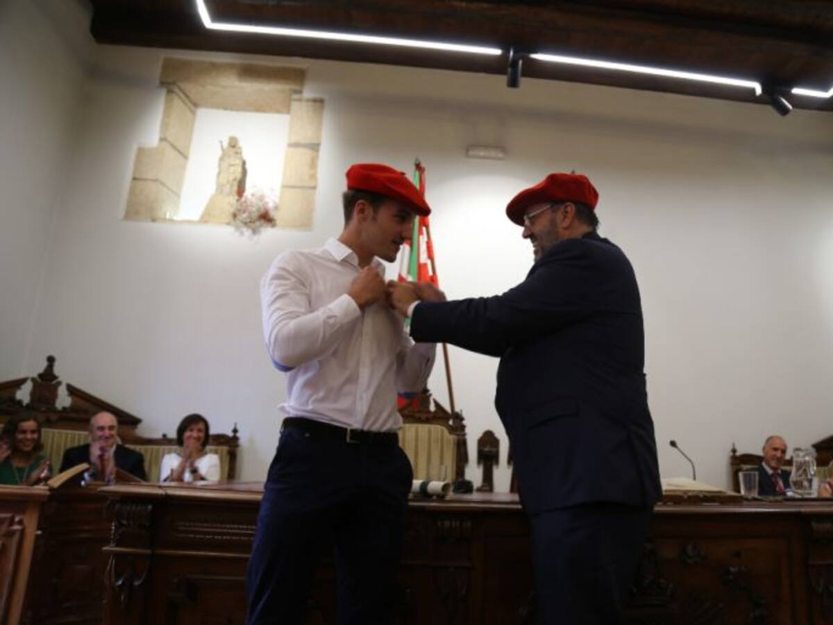 Ion Areitio recibe la insignia de oro de Hondarribia