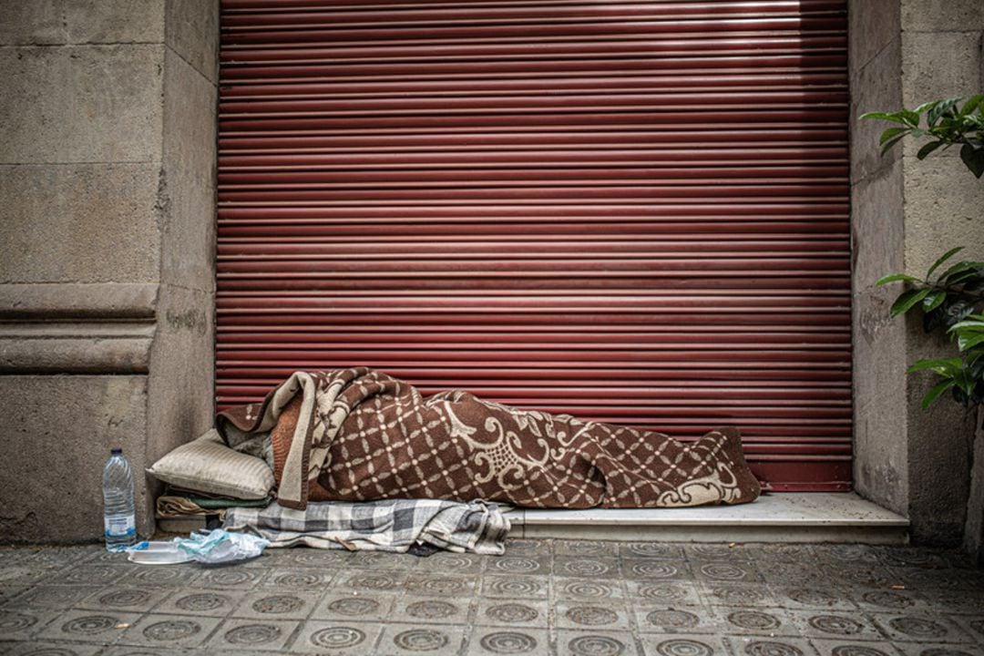 Imagen de archivo de una persona durmiendo en la calle