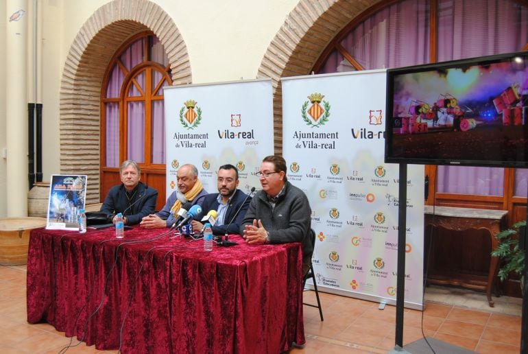 El edil de Cultura, Eduardo Pérez, junto al alcalde, José Benlloch, y el director de Xarxa Teatre, Nel·lo Vilanova.