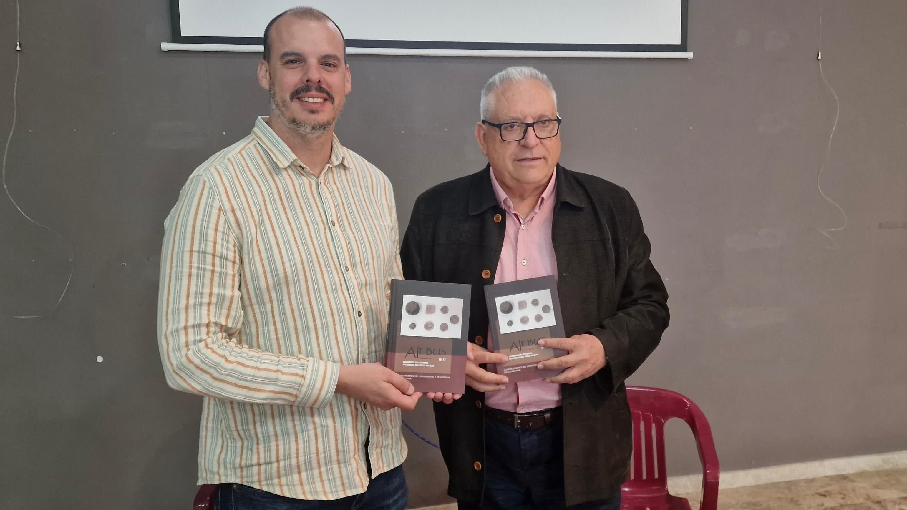 Iñaki Pérez, concejal de Cultura de Elda; junto al director del Museo Arqueológico de Elda, Antonio Poveda