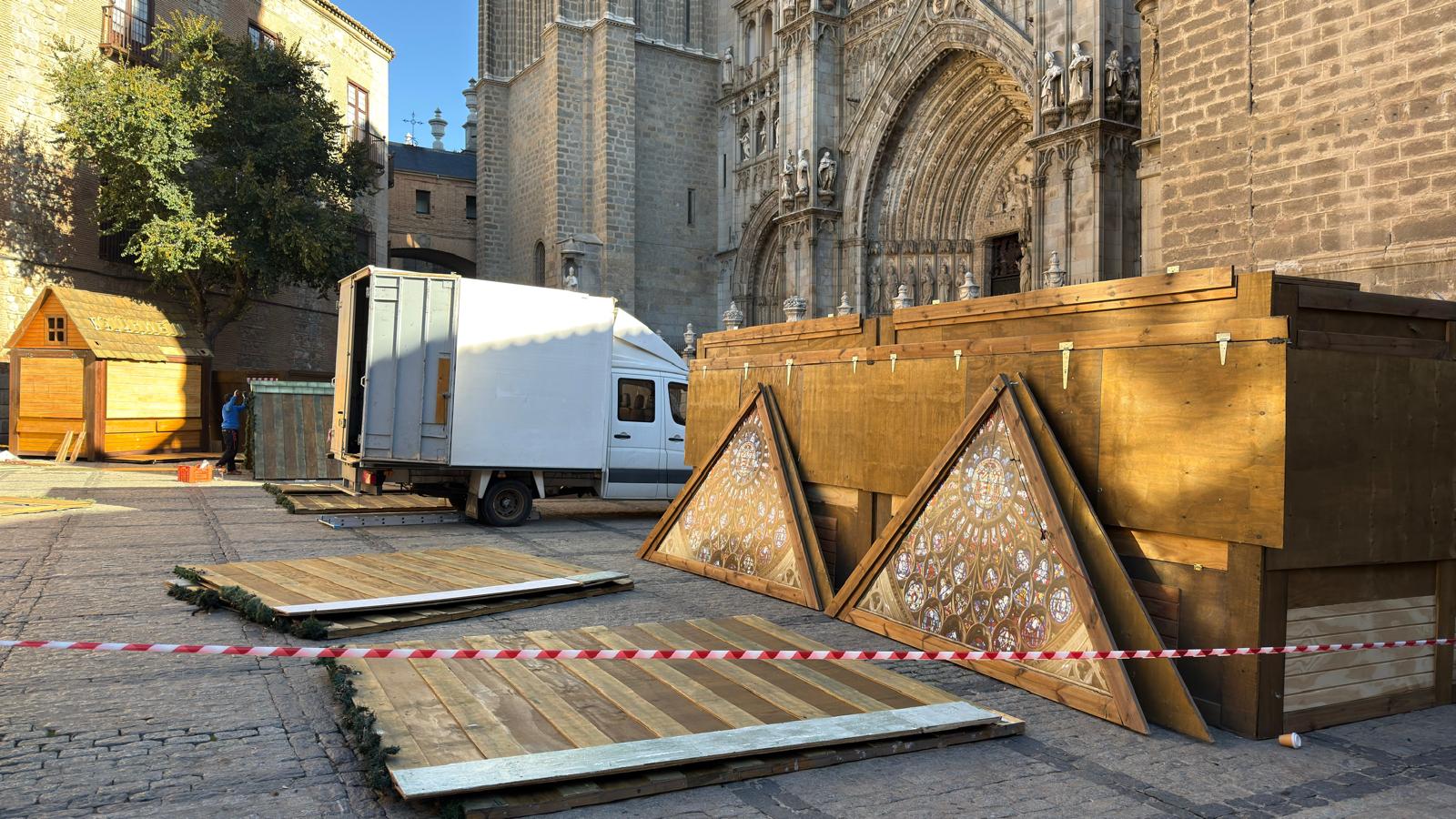 Montaje de las casetas del mercado navideño de la Plaza del Ayuntamiento de Toledo