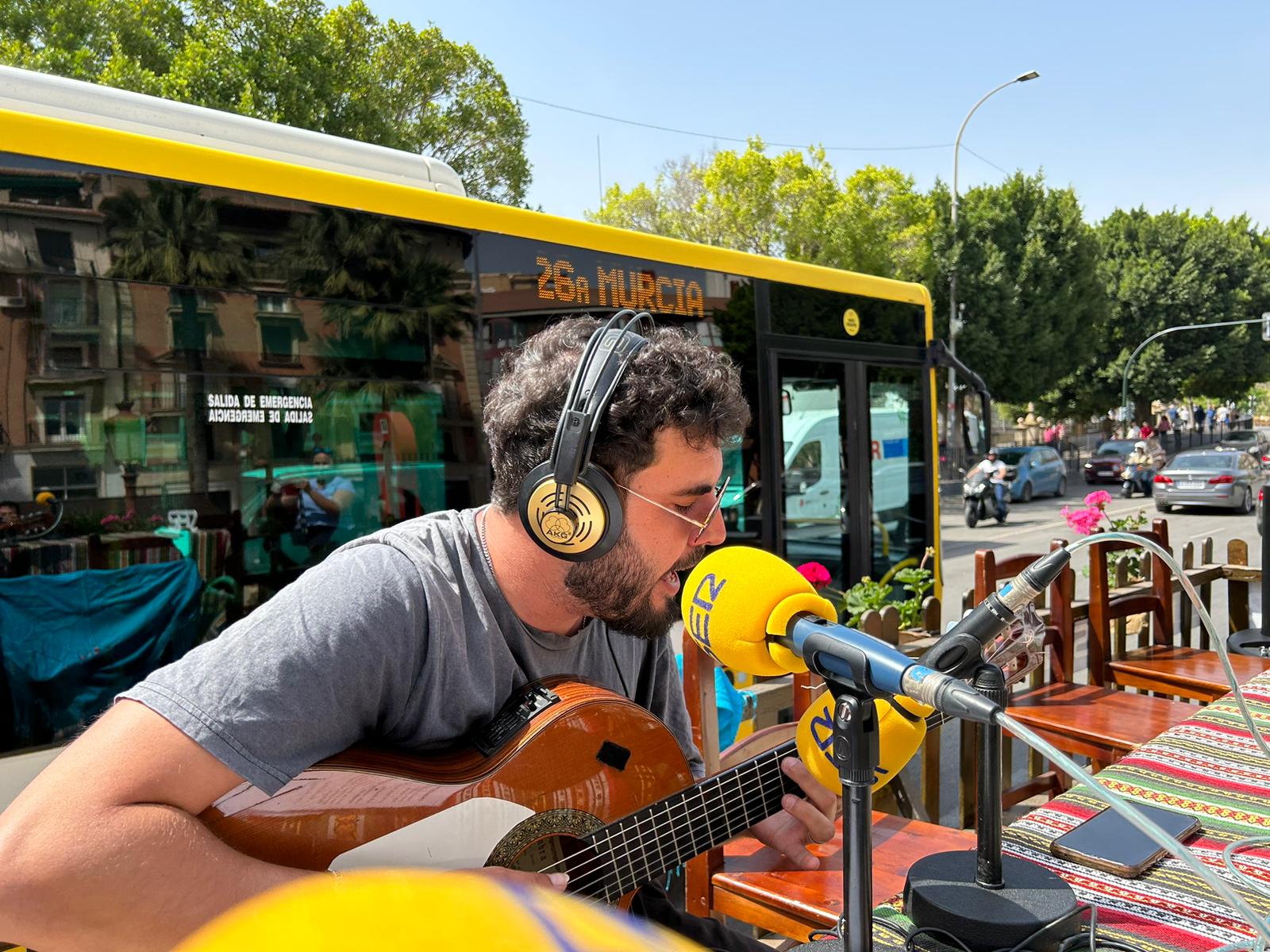 Carlos Dechari, cantante y compositor murciano, en plena actuación para Hoy por hoy