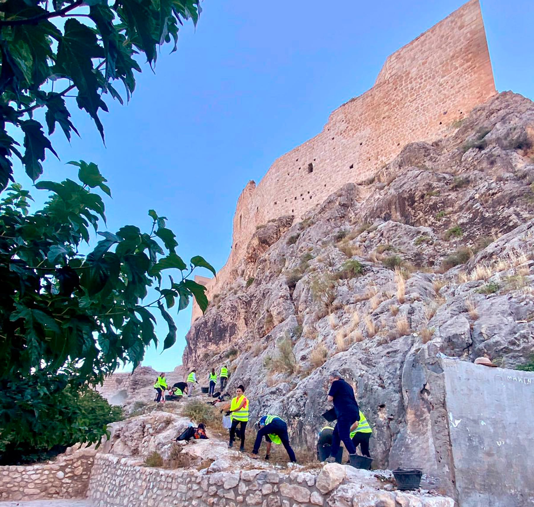 Trabajos a pie del Castillo de Bedmar