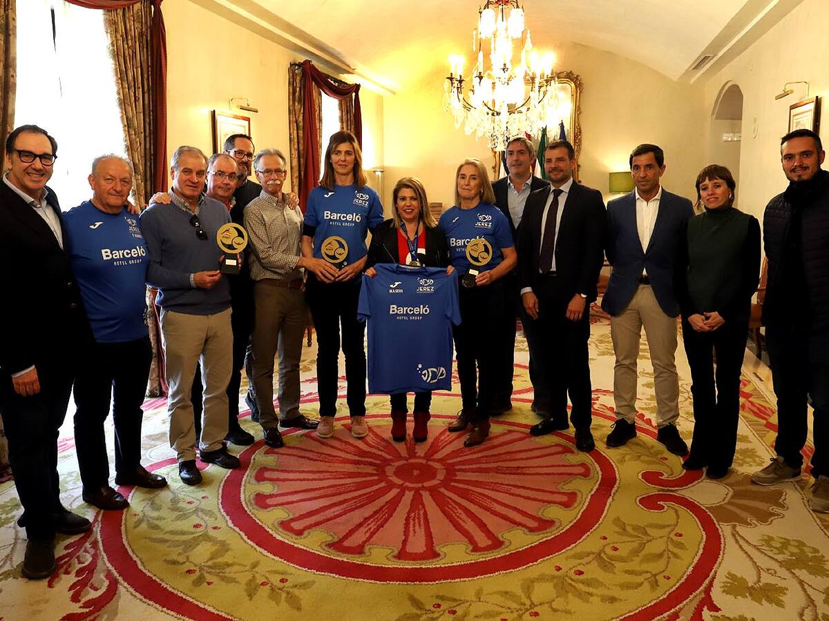 La alcaldesa felicita al Jerez Natación Máster “por su nuevo e histórico título nacional”