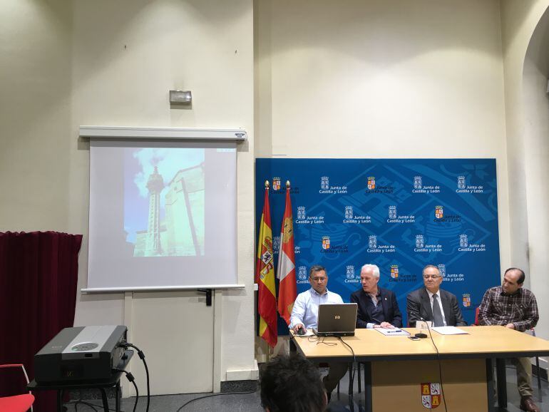 El director del proyecto, el delegado territorial de Palencia de la Junta de CyL, el alcalde Boadilla del Camino y el delegado de Patrimonio de la Diócesis explican las obras que se van a llevar a cabo