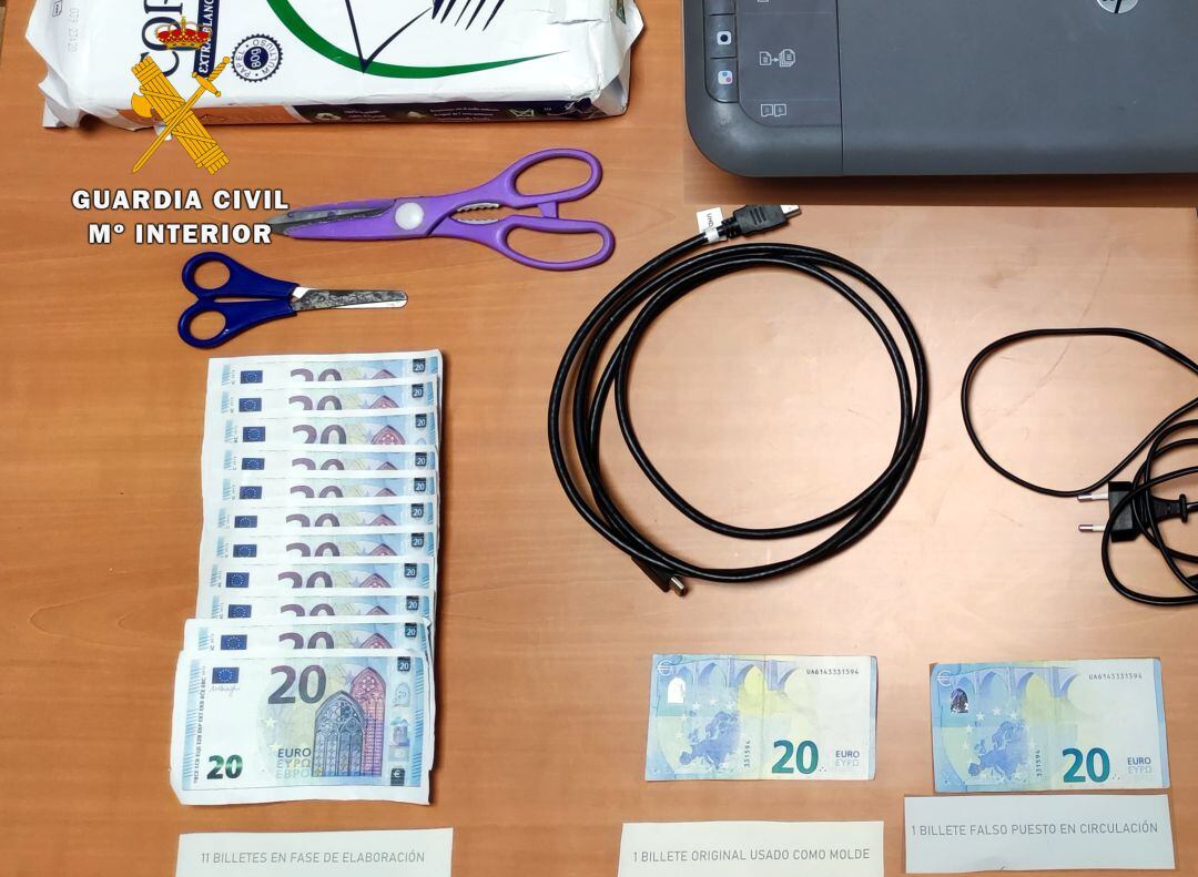 Fotografía de los billetes falsos encontrados y demás material por la Guardia Civil.