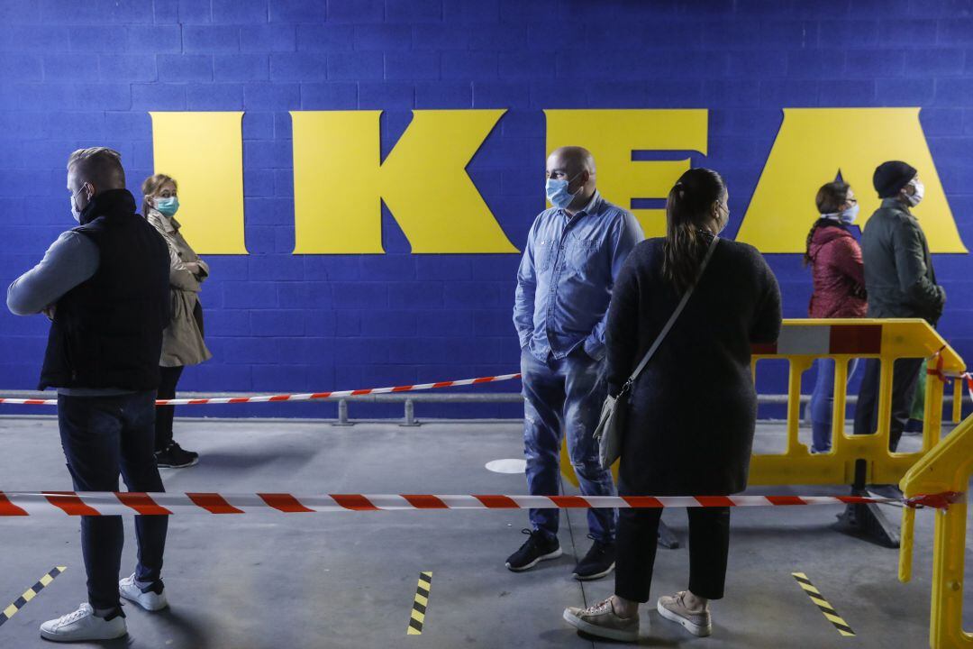 Varios clientes hacen cola en la entrada de un Ikea