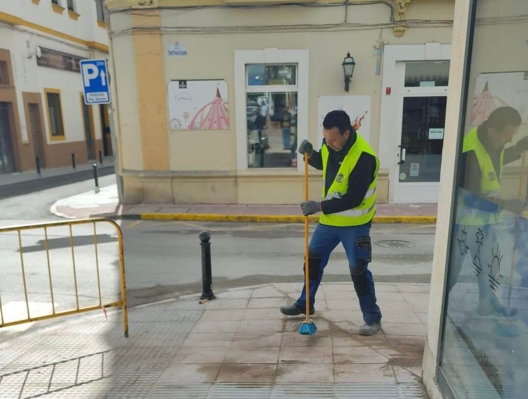 Trabajador del Plan de Empleo de Ronda arreglando un acerado en calle Molino
