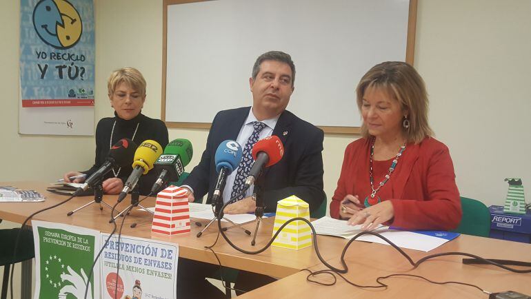 De izquierda a derecha: Elena Fernández, de COGERSA; Esteban Aparicio, presiente de EMULSA y la gerente, Pilar Vázquez.