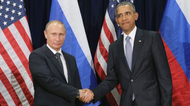 El presidente ruso, Valdimir Putin (i) saluda a su homólogo estadounidense, Barack Obama (d), durante su encuentro bilateral en la sede de las Naciones Unidas