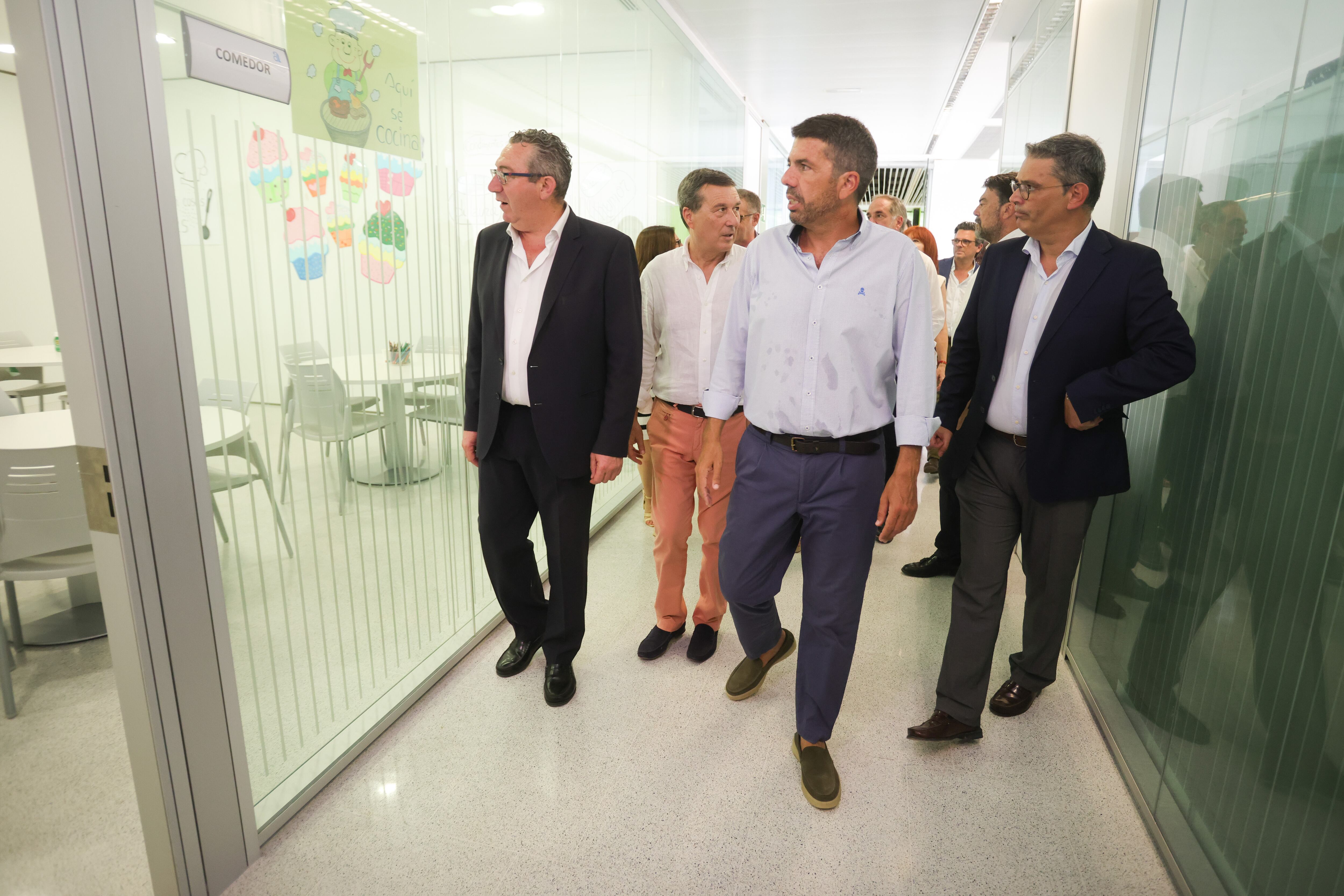 El president de la Generalitat, Carlos Mazón, durante la visita este lunes a un hospital de Alicante.