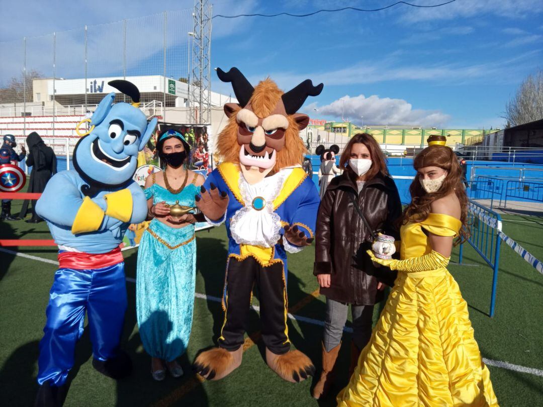 La concejal de fiestas Concha Muñoz, junto a un grupo de animación