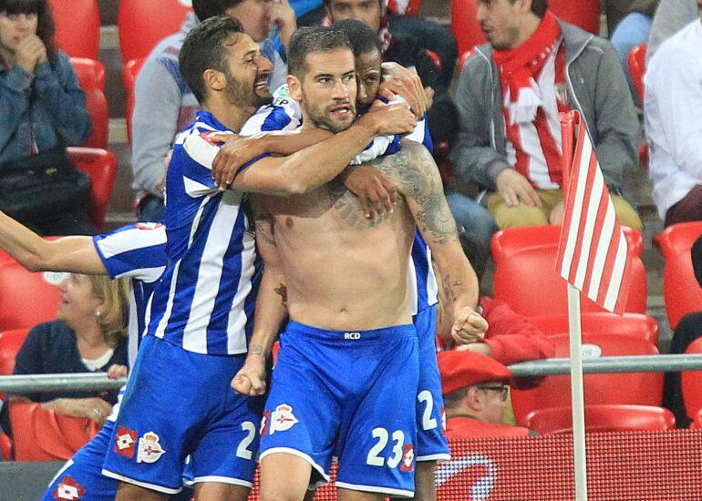 El defensa del Deportivo de La Coruña Albert Lopo celebra tras marcar el gol del empate ante el Athletic de Bilbao