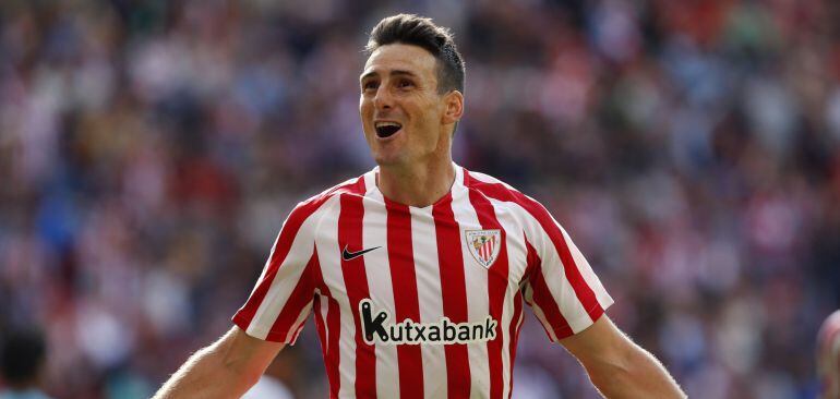 El delantero del Athletic Club Aritz Aduriz celebra el segundo gol de su equipo ante el Valencia en partido correspondiente a la cuarta jornada de liga Santander disputado en San Mamés