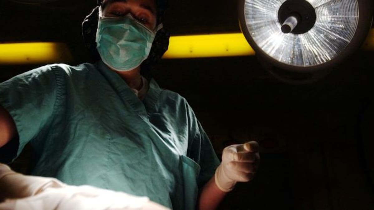 Mesa del Mundo: Se opera así mismo harto de la lista de espera