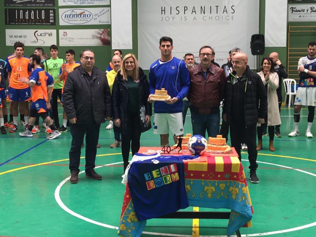 El Benidorm se llevó el trofeo en un partido donde ganó el balonmano y la solidaridad