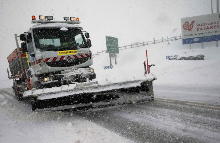 Aspecto de la N-630 en el puerto de Pajares (Asturias) durante la mañana de este lunes