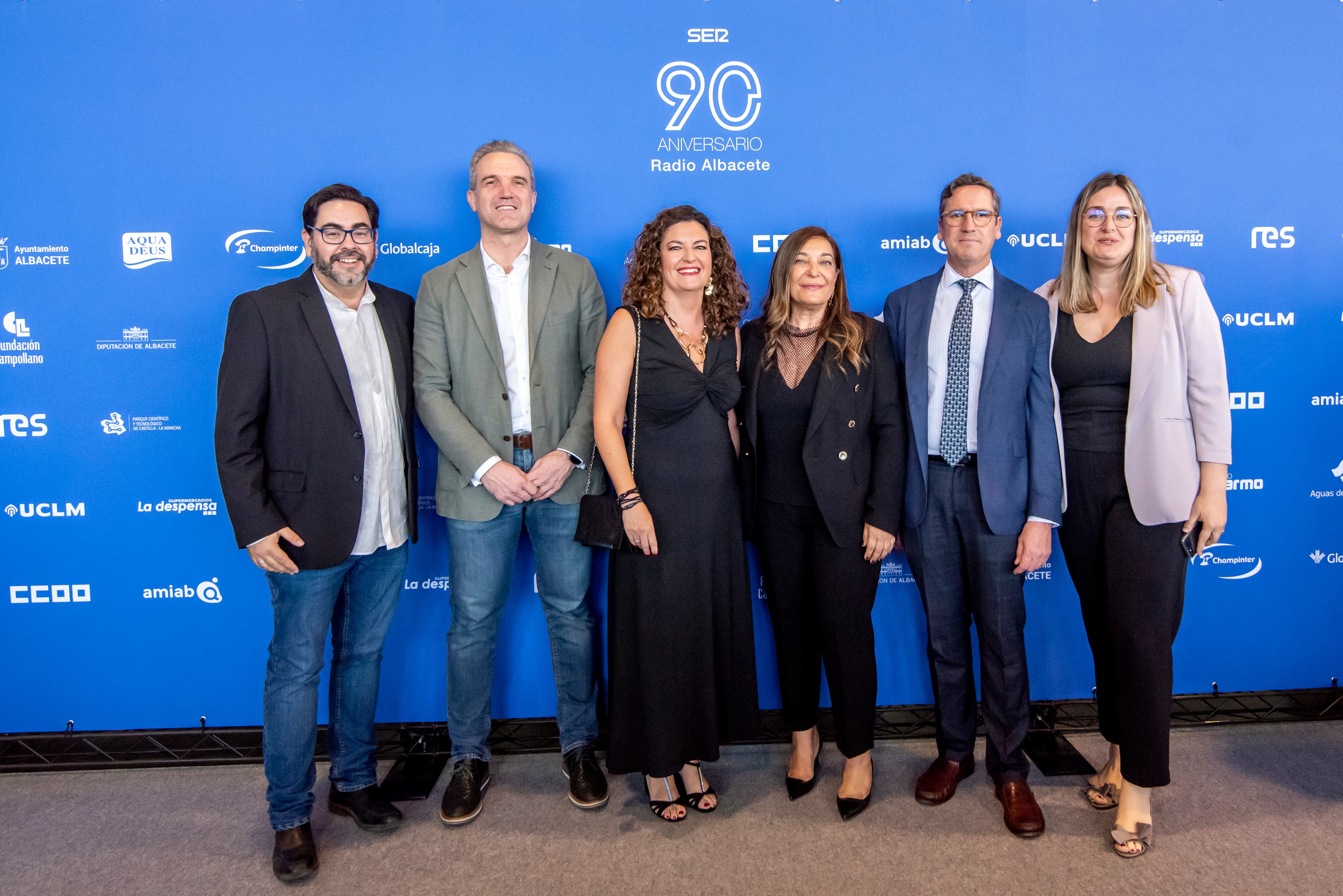 José Iván Suárez, del gabinete de prensa del Sescam en Albacete, el director de Enfermería de la Gerencia de Atención Integrada (GAI) de Albacete, David Fernández, la directora de gestión de la GAI de Albacete, María Hoyos, la directora de Radio Albacete, Justina Gómez, el director médico de la GAI de Albacete, Carlos Romero, y Cristina Torres, del gabinete de prensa del Sescam.