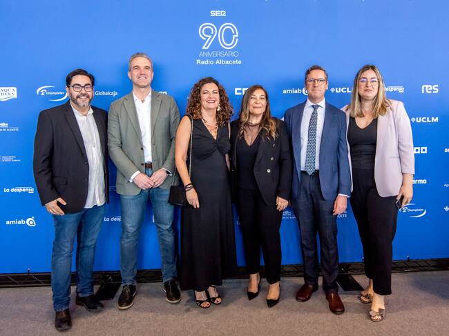 José Iván Suárez, del gabinete de prensa del Sescam en Albacete, el director de Enfermería de la Gerencia de Atención Integrada (GAI) de Albacete, David Fernández, la directora de gestión de la GAI de Albacete, María Hoyos, la directora de Radio Albacete, Justina Gómez, el director médico de la GAI de Albacete, Carlos Romero, y Cristina Torres, del gabinete de prensa del Sescam.