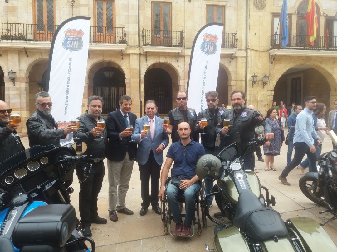 El alcalde de Oviedo y los moteros reclutados por Cerveceros de España han brindado con cañas sin alcohol. En primer término, en silla de ruedas,  el ex concejal Eduardo Rodríguez, lesionado medular a causa de un accidente de tráfico.