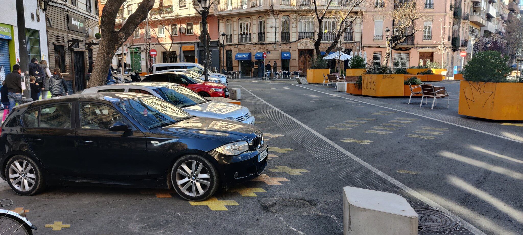 Coches aparcados en la zona peatonal de la supermanzana de la Petxina