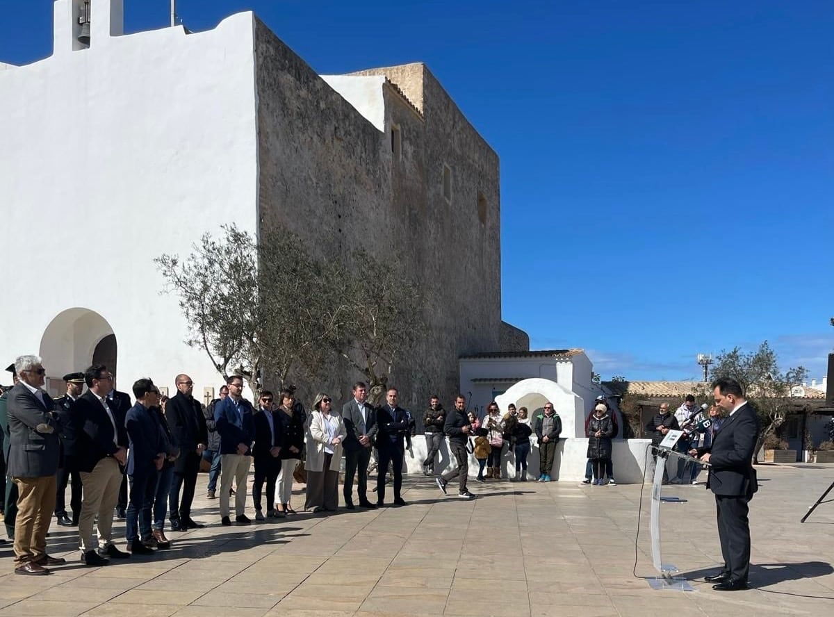 Llorenç Córdoba durante su discurso ante la mirada de los consellers de la institución (Consell)