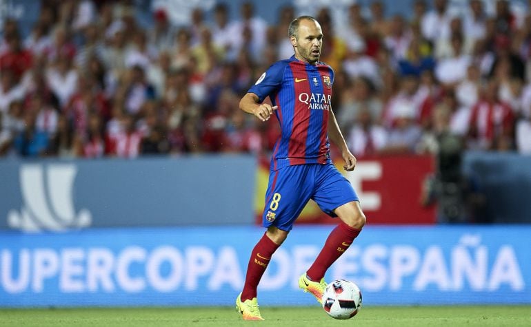 Iniesta antes de lesionarse en el partido de ida de la Supercopa de España