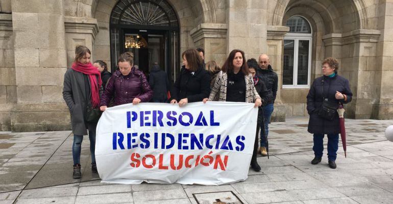 El personal de las residencias de la Diputación de Lugo protesta ante el Pazo de San Marcos