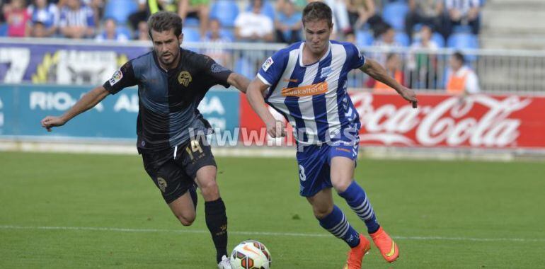 Raúl García pelea un balón en el choque ante el Sabadell disputado en Mendizorroza