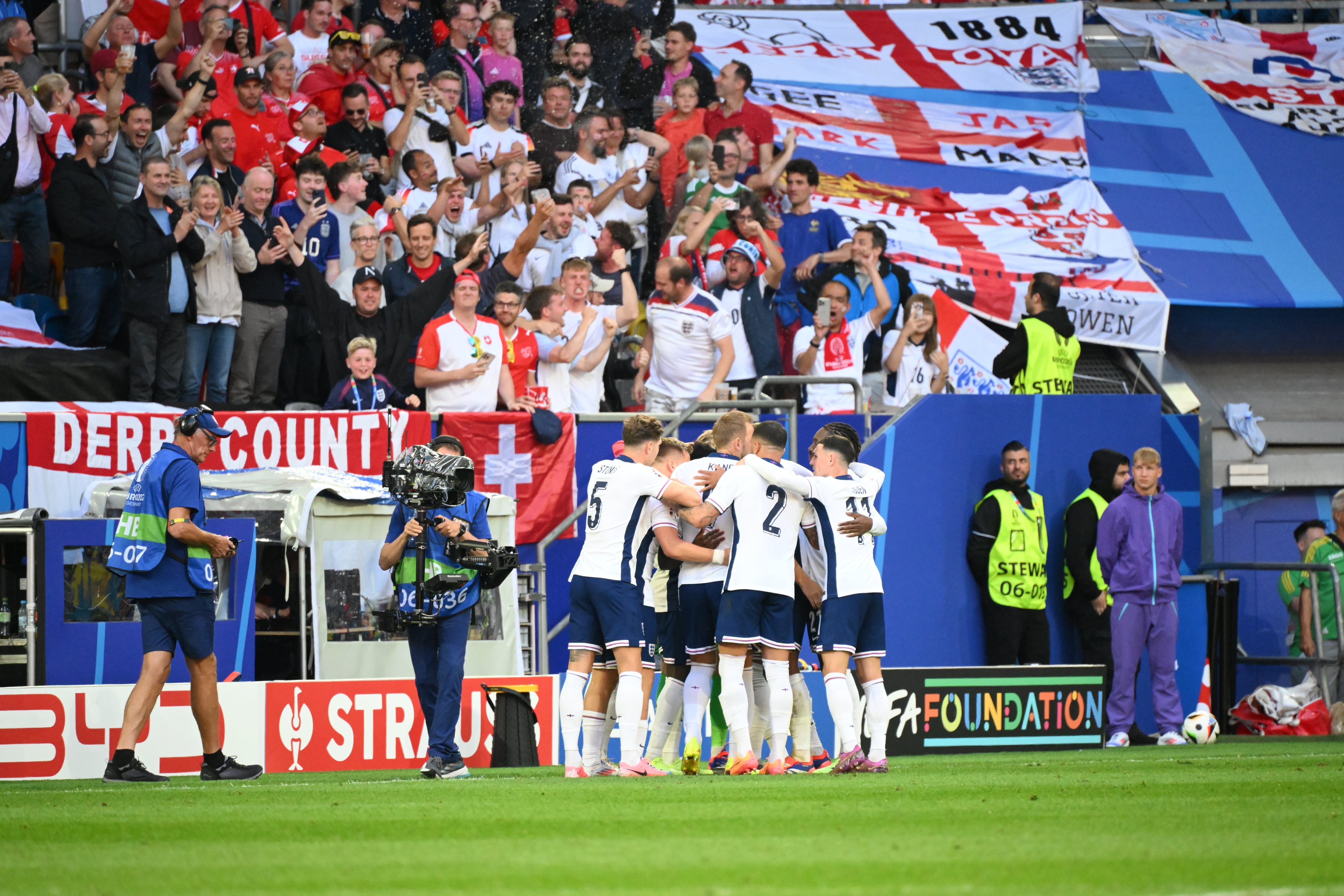 Los futbolistas de Inglaterra celebran un gol ante Suiza en los cuartos de final de la Eurocopa