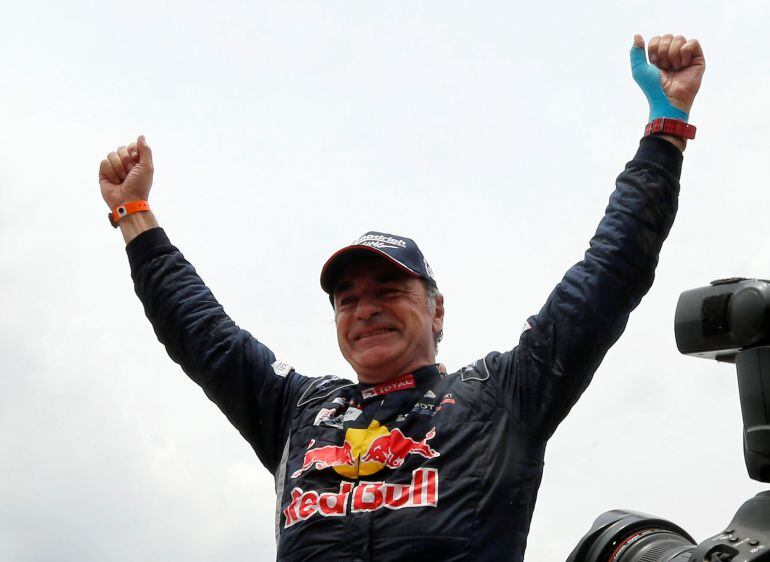 Carlos Sainz celebra su victoria de la 40º edición del Dakar.