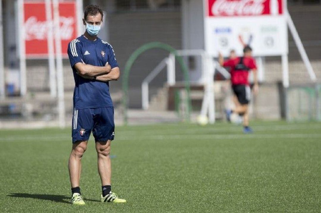 El entrenador de Osasuna Promesas Santi Castillejo dirigiendo una sesión en Tajonar con mascarilla 