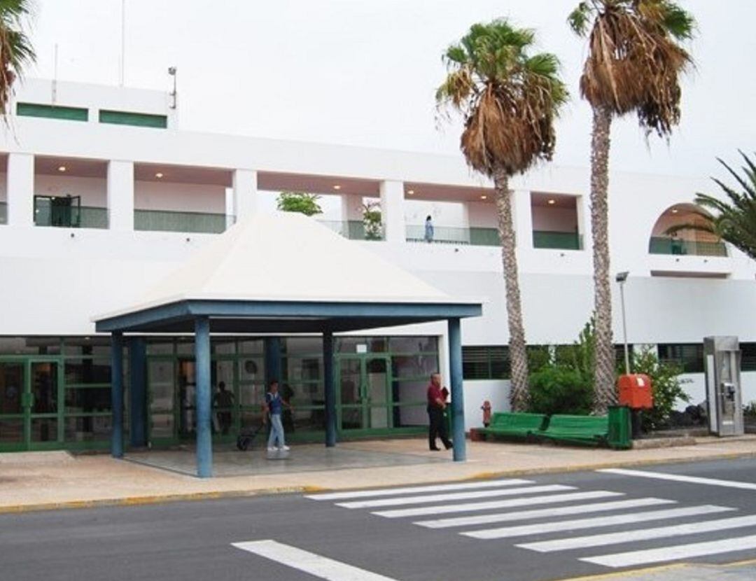 Entrada principal del hospital doctor José Molina Orosa de Arrecife, en Lanzarote.