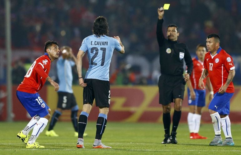 Cavani fue expulsado por una jugada con Gonzalo Jara